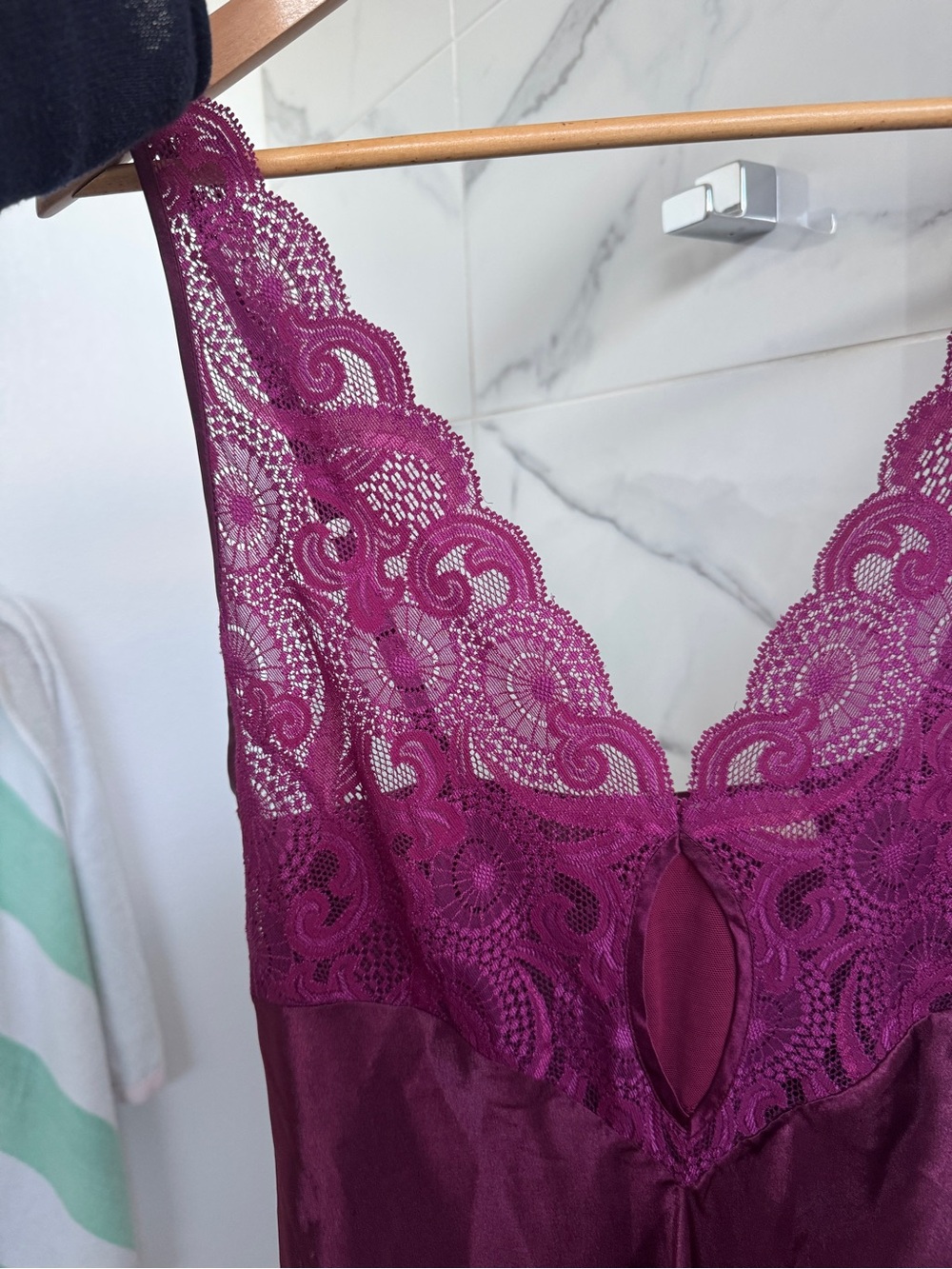 Vintage Victoria’s Secret gold label lingerie dress slip. Size medium - Picture 3 of 6